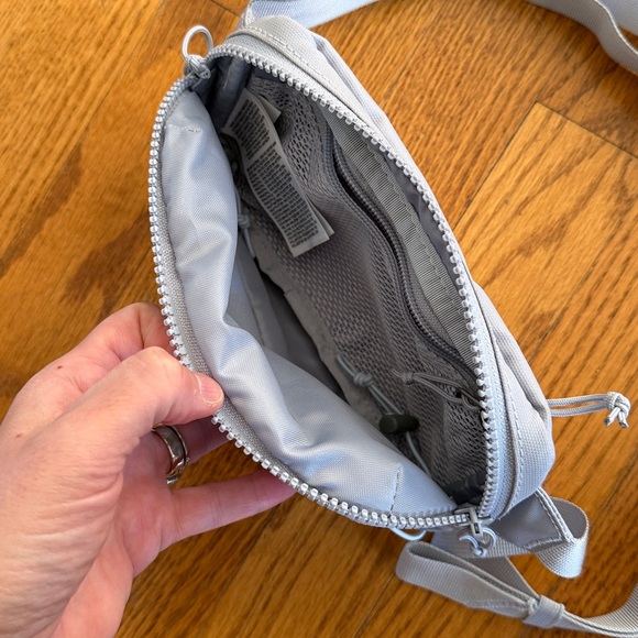 The North Face Light Gray Belt Bag Fanny Pack /. Activewear bag - Picture 5 of 5